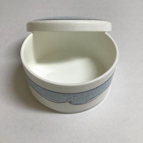 Wedgwood Porcelain Powder Box VENICE Trinket Jewelry Signed Vanity Boudoir Round - Picture 13 of 16